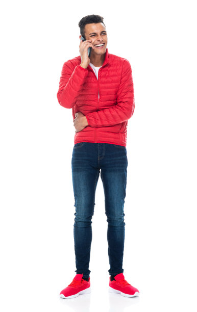 非洲裔男性穿着夹克，用智能手机站在白色背景前图片下载