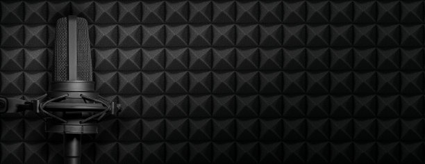 黑色播客或录音室背景与声学泡沫和黑色麦克风。带有复制空间的音频横幅。图片下载