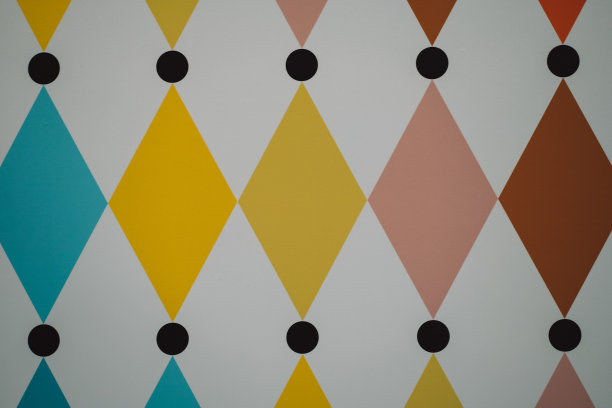 儿童中心墙上那幅画的照片。多色菱形。图片下载