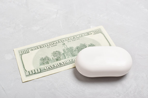 一条肥皂下面的账单。洗钱活动。腐败和贿赂。一条肥皂下面的账单图片下载