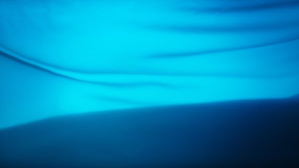 水泡沫在蓝色的纺织品上跳舞图片下载