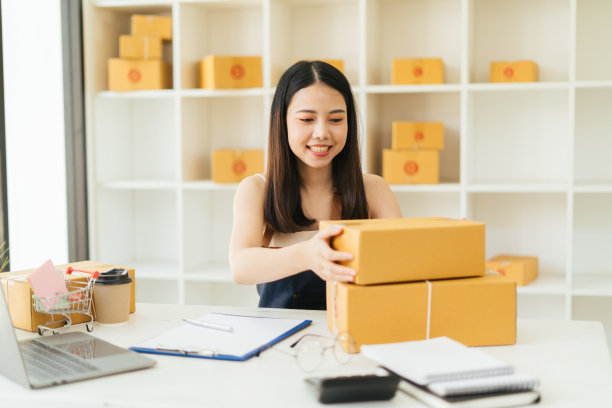 年轻的亚洲小企业主高兴与他的电子商务业务准备包裹，她的网上订单图片下载