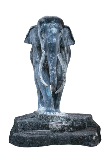 孤立的老大象雕塑，全身和正面，风化的石头。白色背景上的花园装饰大象雕塑。图片下载