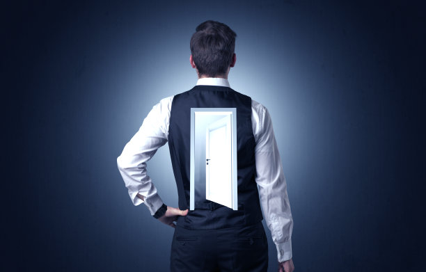 商人背着门站着图片下载