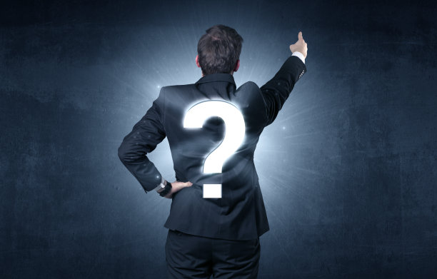 一个背着问号站着的男人图片下载