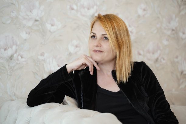 中年妇女的肖像在家里图片下载