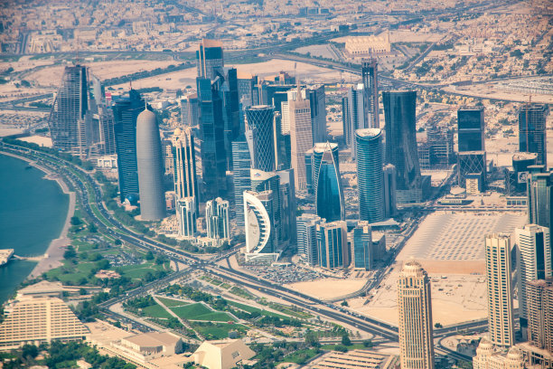 卡塔尔多哈西湾和滨海大道的飞机航拍图片下载