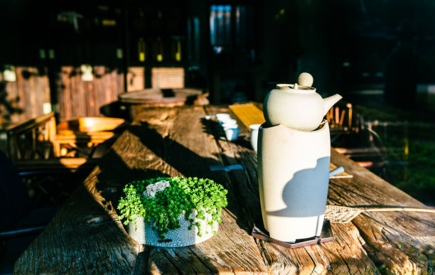 中国文化茶道。桌上有中国茶具茶壶和茶杯。图片下载