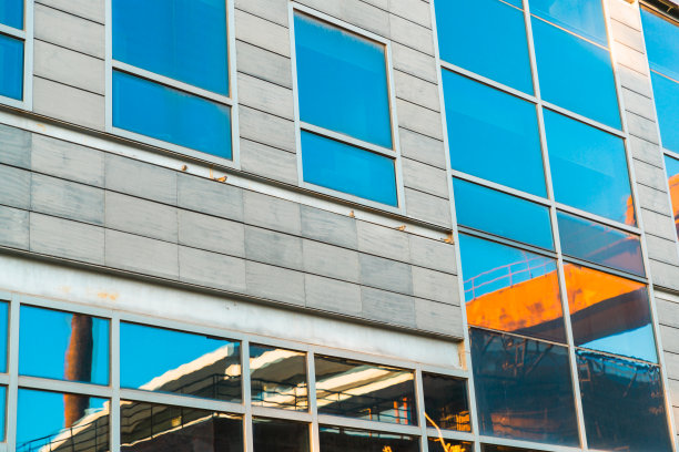现代建筑幕墙纹理背景。钢铁办公室的闪亮窗户。图片下载