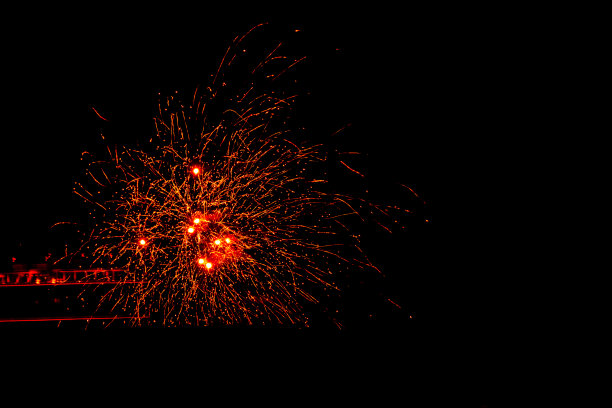 五彩缤纷的烟花破裂。节日的烟花正盛开。图片下载