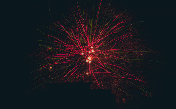 五彩缤纷的烟花破裂。节日的烟花正盛开。图片下载