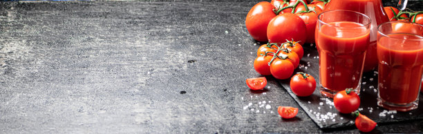 把番茄汁和盐放在石板上。图片下载