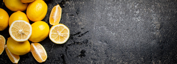 桌上放着香喷喷的柠檬叶。图片下载