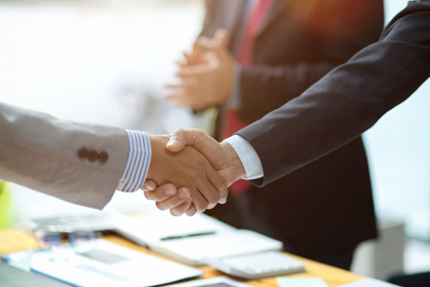 两个商人在办公室做一笔生意。图片下载