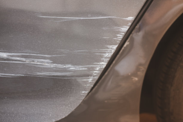 银色的金色车门车有一个划痕在一长列，看到一个白色的颜色里面图片下载