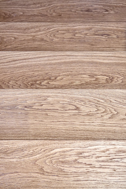 公寓楼梯上橡木实木的有图案的台阶图片下载