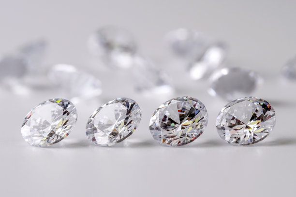 美丽的天然白色钻石，适合黄金首饰镶嵌图片下载