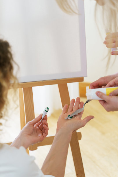 女人用她的手掌绘画，创造现代艺术品图片下载