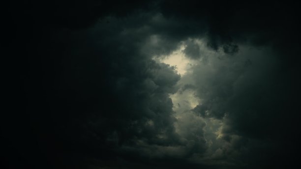 4K时间推移时间间隔查看蓝色多云雨天前强风暴。在雨天过渡到黑暗的戏剧性天空。坏天气延时图片下载