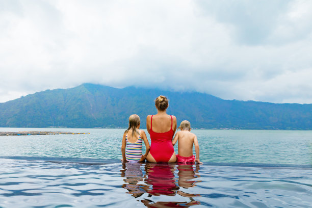 幸福的家庭在巴图尔火山温泉温泉。图片下载