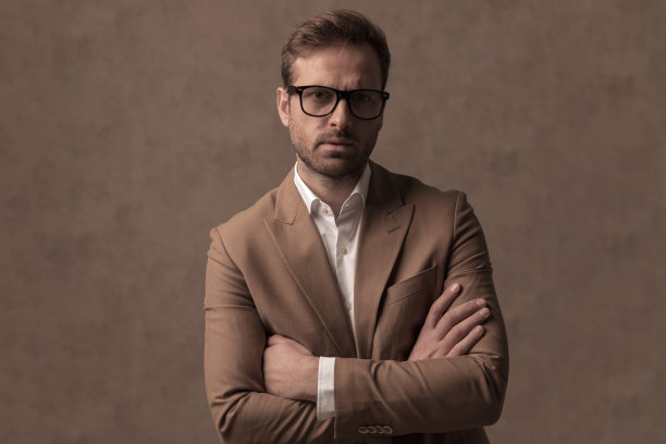 商人双臂交叉在胸前，摆出各种姿势图片下载