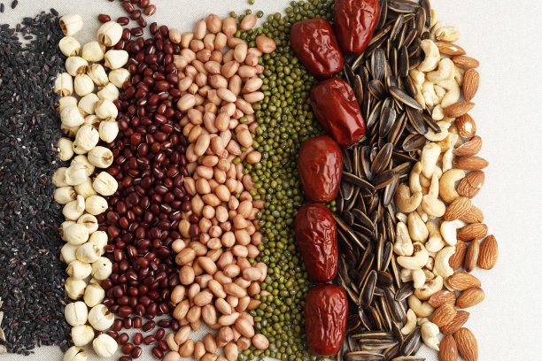 制作腊八粥的原料，中国传统的腊八节粥。图片下载