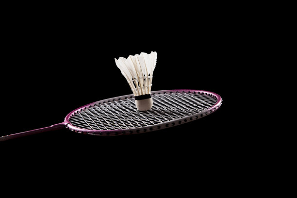 羽毛球羽毛球和羽毛球拍在黑色的背景图片下载