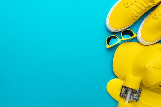 棒球帽，太阳镜，运动鞋，蓝色迷你巡洋舰，复印空间图片下载