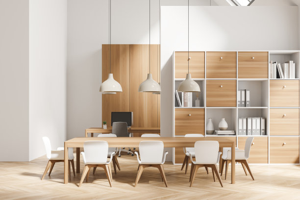 明亮的办公室内部的正面视图，有两个桌面图片下载