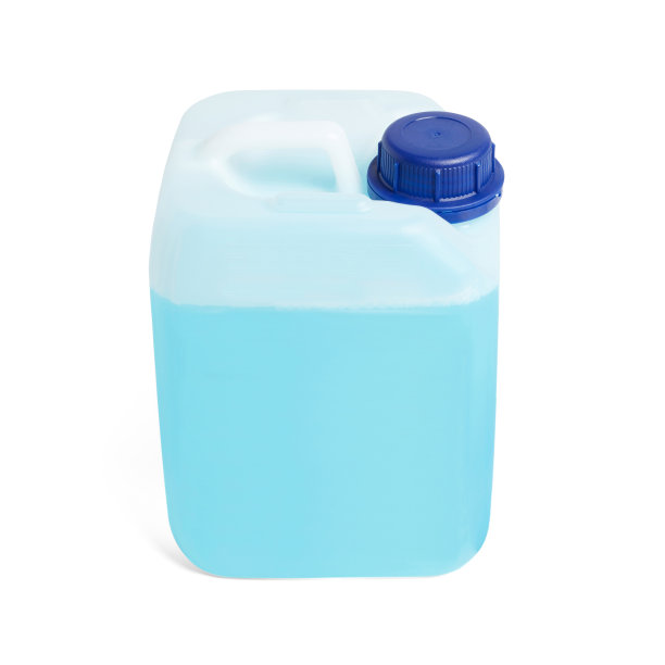 可与不冻液体，隔离在白色上。蓝色汽车防冻液罐。塑料瓶或一加仑的洗手液，肥皂或洗手液酒精凝胶，冠状病毒防护概念图片下载