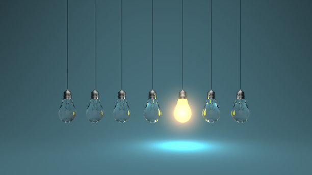 灯泡的想法。3d渲染灯泡在熄灭的灯泡旁边发光。领导力，灵感，正确的决策和节能理念图片下载