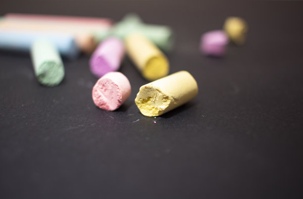 黑色粉笔板背景与彩色粉笔图片下载