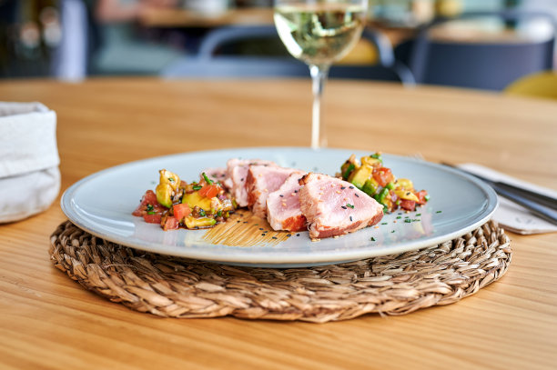 食客看到一些猪肉片和牛油果沙拉在午餐在餐厅的盘子上图片下载