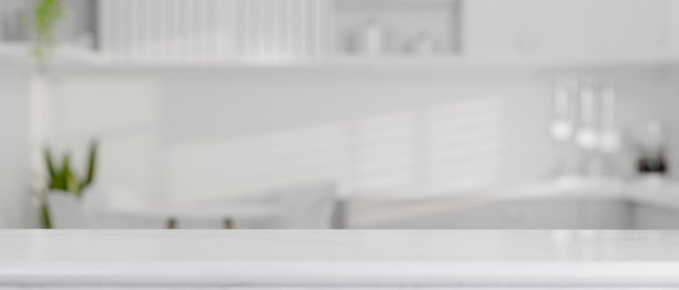 复制空间在一个现代的白色厨房桌子上图片下载