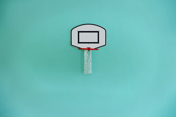 篮球红箍白篮板固定在混凝土墙上图片下载