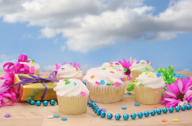 有白色糖霜和彩色糖屑的纸杯蛋糕图片下载