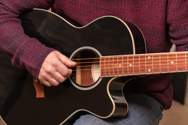 人弹吉他图片下载