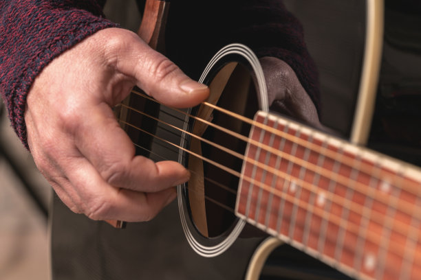 人弹吉他图片下载