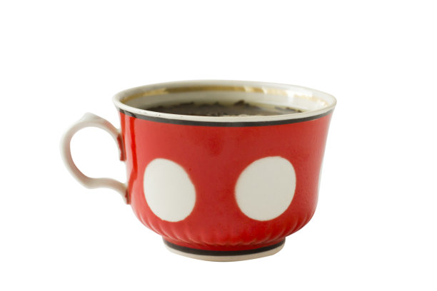 红色茶杯与圆点图案孤立在白色背景上。图片下载