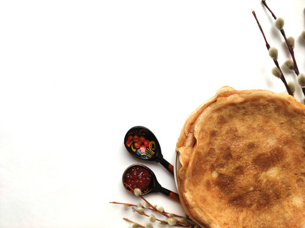 背景与煎饼孤立在白色的马斯伦尼察节。图片下载