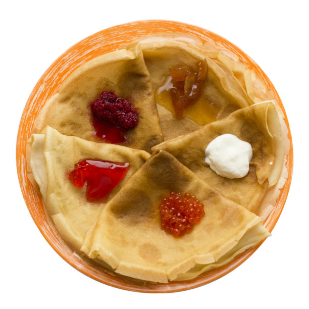 煎饼放在盘子里，上面有不同的配料。图片下载