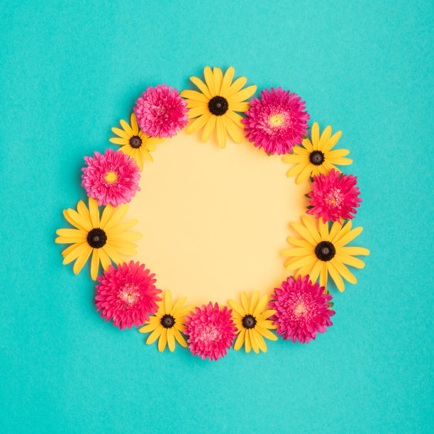 母亲节快乐，妇女节快乐，情人节快乐，生日快乐。花平躺贺卡与美丽的花。图片下载