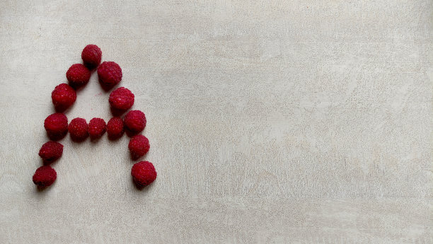 一张白色纹理的桌子上的俯视图图片下载