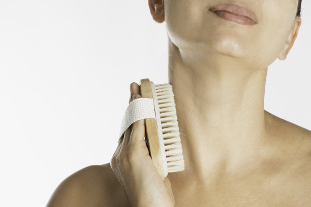 拿着刷子的女人图片下载