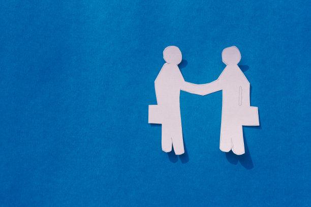 两个商人在蓝色背景下握手。折纸纸工艺装饰形状和数字。合作-团队合作的商业机会概念。图片下载