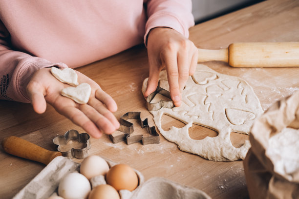 在情人节做心形饼干。母亲节或生日礼物图片下载