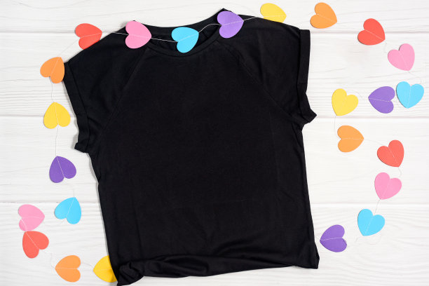 印有彩色心形纸的情人节黑色t恤模型。图片下载