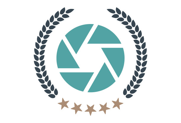 皇家摄影相机标志符号设计。矢量标志模板。一个现代符号的相机多媒体光圈焦点镜头与豪华的书法crest。为摄影师设计的纹章图案。EPS10图片下载