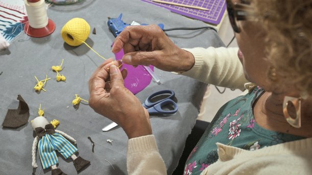 工匠女士手工制作布娃娃图片下载