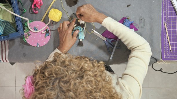 工匠女士手工制作布娃娃图片下载